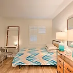 Luxe Naples Escape Walk To Beach And Downtown!