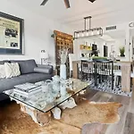Newly Remodeled, Pool,Tennis,5 Mins Drive 2 Beach