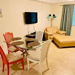 Sunny And Relaxing 2Br Apartment With Parking!