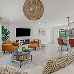 Pool House, Close To The Beach & Down Town Naples!