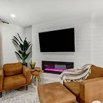 Pool House, Close To The Beach & Down Town Naples!