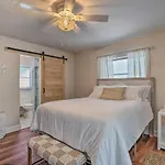 Naples Oasis With Screened Pool, Bike To Beach!