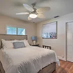Naples Oasis With Screened Pool, Bike To Beach!