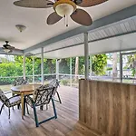 Direct Gulf Access And Lanai Sunny Naples Home!