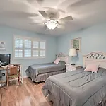 First-Floor Naples Condo About 3 Mi To Beaches!