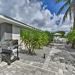 Remodeled Naples Getaway With Pool About 1 Mi To Beach!