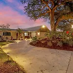 House W/ Heated Pool In Naples 5 Min To Beach
