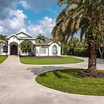 Luxury Home, Close To The Beach And Heated Pool.