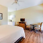 Naples Escape With Community Pool And Marina View!