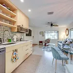 Sunny Florida Escape With Patio, Grill And Fire Pit!