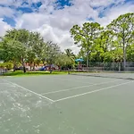Sunny Florida Escape With Patio, Grill And Fire Pit!