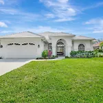 Sunny Retreat With Private Pool In North Naples