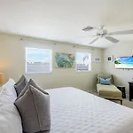 Fall Special! Seas The Day - This One Has It All - Walk To Vanderbilt Beach!