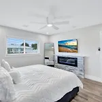 January Sale! Palm Tree Paradise - 1 Mile To The Beach! Beautiful Heated Pool!