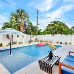 January Sale! Palm Tree Paradise - 1 Mile To The Beach! Beautiful Heated Pool!