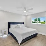 January Sale! Palm Tree Paradise - 1 Mile To The Beach! Beautiful Heated Pool!