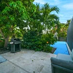 Tropical Naples Hideaway - 1 Mi To Beaches!