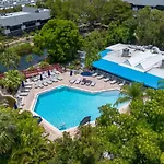 Park Shore Resort - Pool & Bar Close To Beach