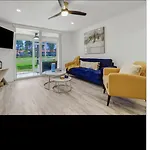 Cozy Condo, Centrally Located In Naples.