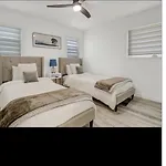 Cozy Condo, Centrally Located In Naples.