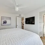 Sleek Coastal Abode 1 Block To Naples Beach!