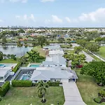 Paradise Pool House For 6