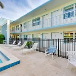 Updated Dtwn Naples Condo Across From Beach!