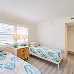 Updated Dtwn Naples Condo Across From Beach!