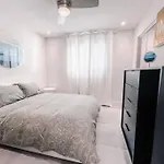 Cozy Cottage Near Vanderbilt Beach