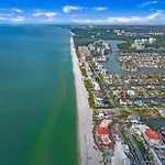 Coastal Flair-Walk To Beach-Heated Pool-Sleeps 8