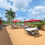 3 Mi To Downtown Naples Country Club Condo!