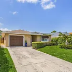 Relax And Unwind Spacious Pool Home Close To Beach