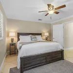 Relax And Unwind Spacious Pool Home Close To Beach