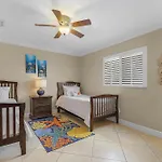 Relax And Unwind Spacious Pool Home Close To Beach