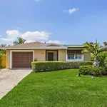 Relax And Unwind Spacious Pool Home Close To Beach