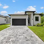 Stunning Escape Near Beach And Pickleball Courts
