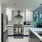 424 Beautiful Home With Pool And Soaker Tub
