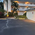 Stunning 2-Bd Condo Naples, 55+, Pool, Chickee, Golf
