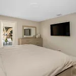 6 Bedrooms, Two Villas, Heated Pool, 2Mil To Downtown