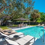 6 Bedrooms, Two Villas, Heated Pool, 2Mil To Downtown
