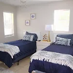 Naples Park Oasis - Cozy Two Bedroom Apartment