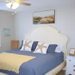 Naples Park Oasis - Cozy Two Bedroom Apartment