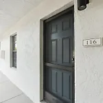 End Unit - Renovated Resort Views And Close To The Lobby