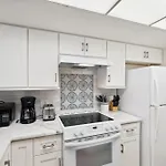End Unit - Renovated Resort Views And Close To The Lobby