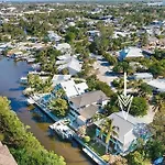 Green Turtle Boathouse Hot Tub View Of The Canal
