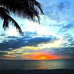 Beautiful Naples Home, Walk Or Bike To The Beach!