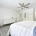 Spacious+Cozy Home, Near The Beach, Heated Pool.