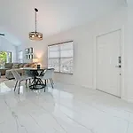 Spacious+Cozy Home, Near The Beach, Heated Pool.