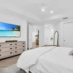 Walk To The Beach And Venetian Village From Luxury Coach Home