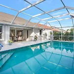 Live Like A Local Charming Pool Home In Berkshire Lakes